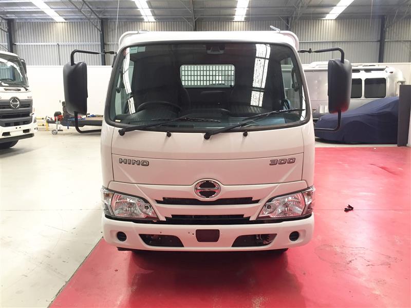 Photo 2. Hino 616 - 300 Series Tray