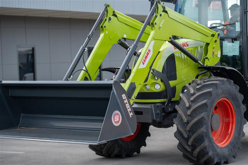 Photo 2. Claas ARION 640 Tractor FWA/4WD