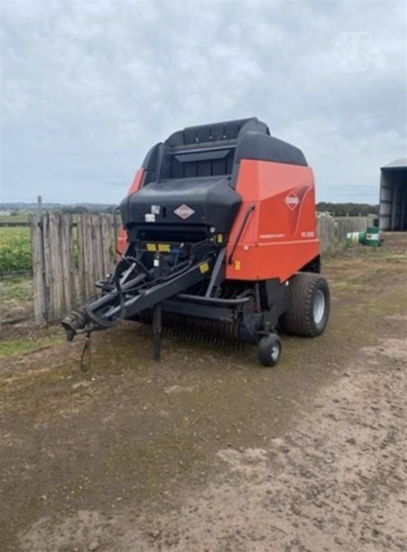 Photo 2. Kuhn VB2190 round baler