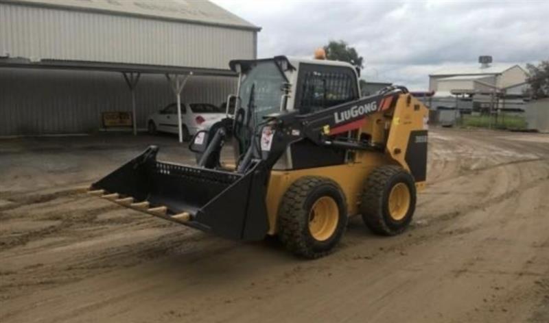 Photo 2. Liugong 385B skid steer loader