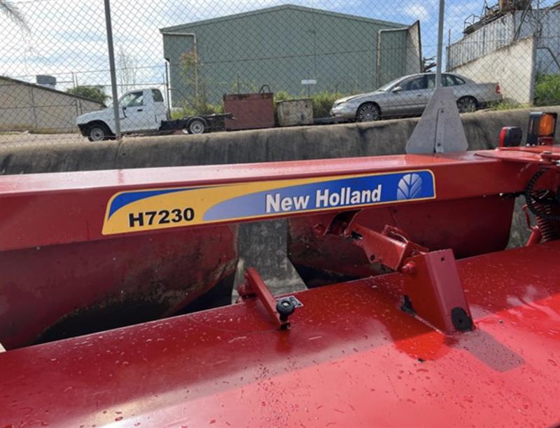 Photo 2. New Holland H7230 mower conditioner