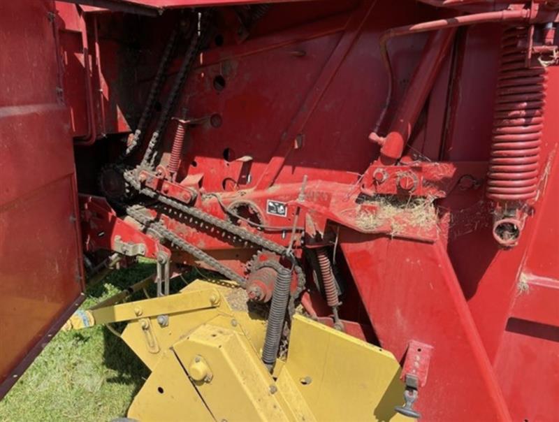 Photo 2. New Holland 658 round baler