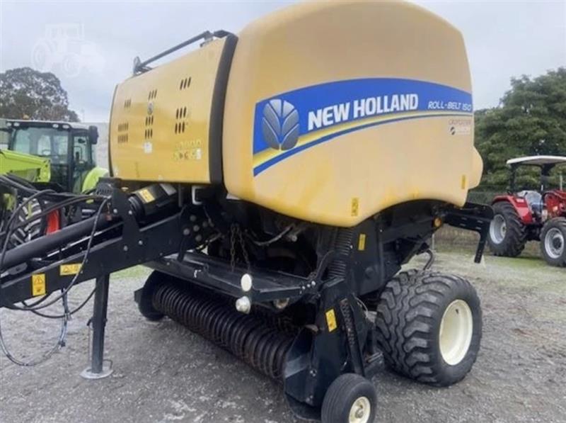 Photo 2. New Holland Roll-Belt 560 round baler