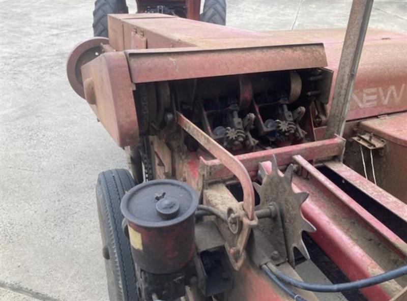 Photo 2. New Holland 275 rectangular Baler