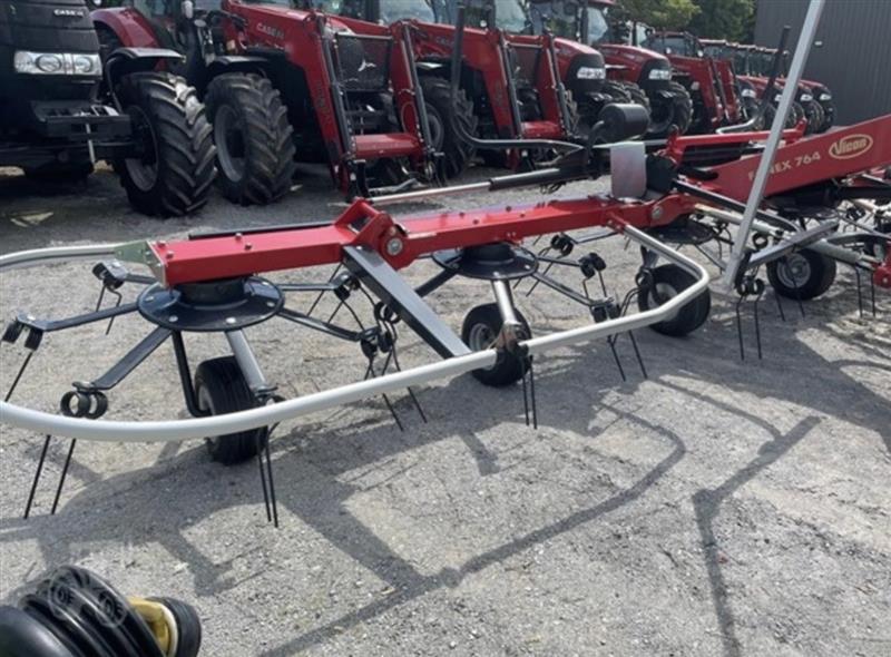 Photo 2. Vicon Fanex 764 tedders