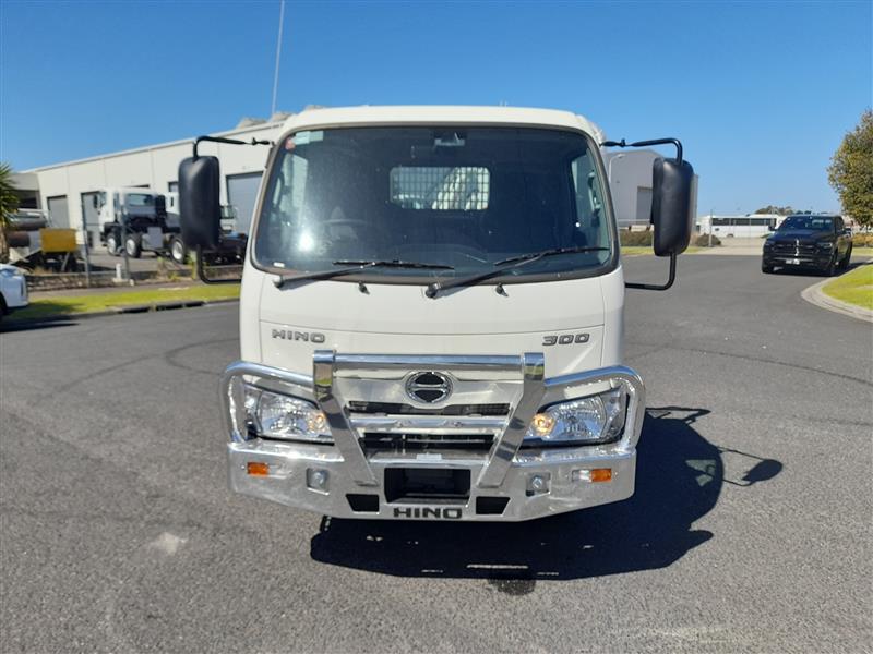 Photo 2. Hino 616 - 300 Series Tray