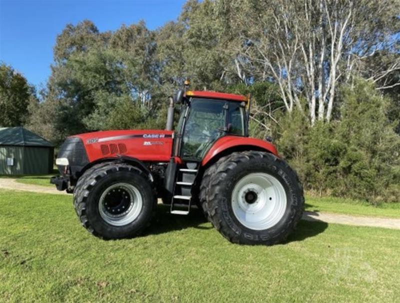 Photo 2. Case IH Magnum 305 tractor