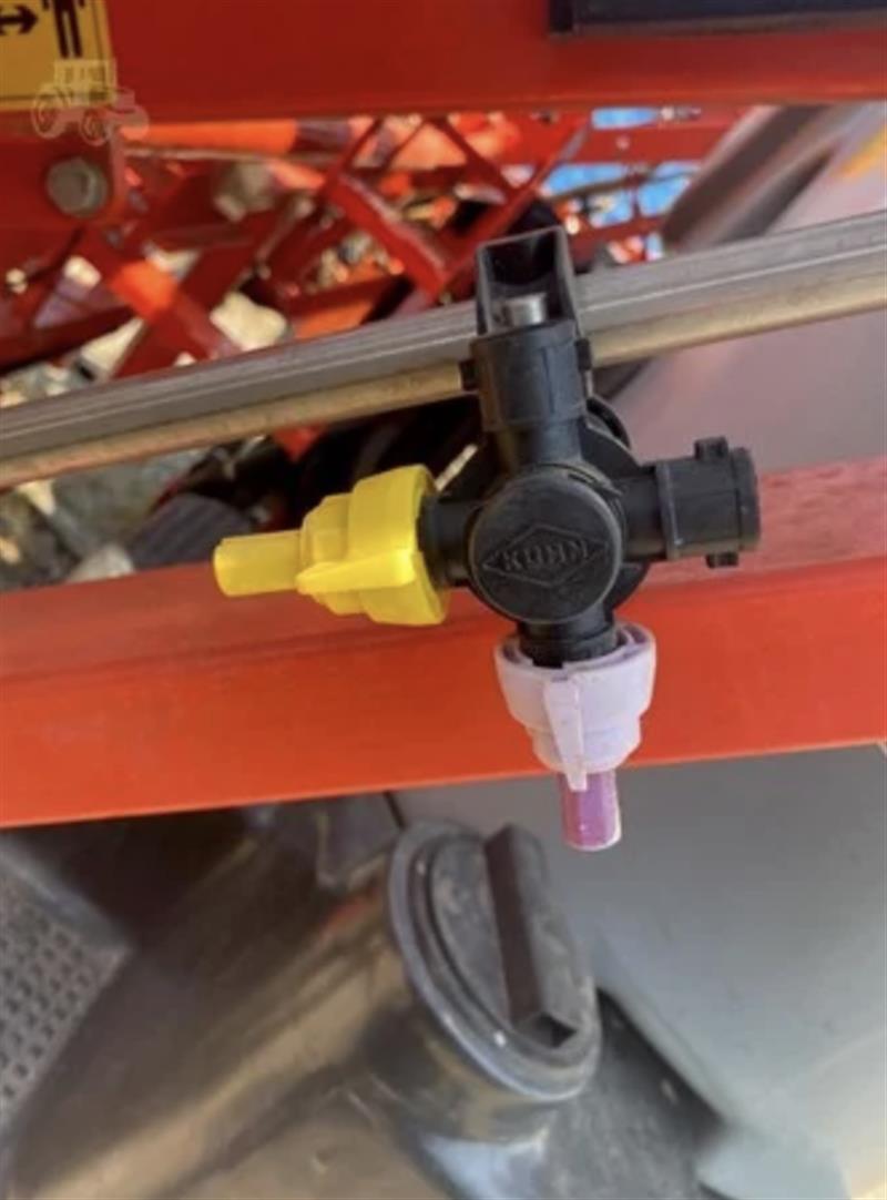 Photo 2. Kuhn Deltis 1502 boom sprayer