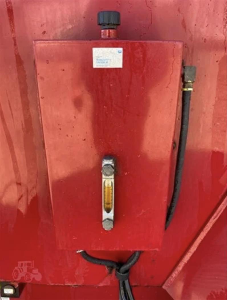 Photo 2. Supreme INTL 700T mixer wagon