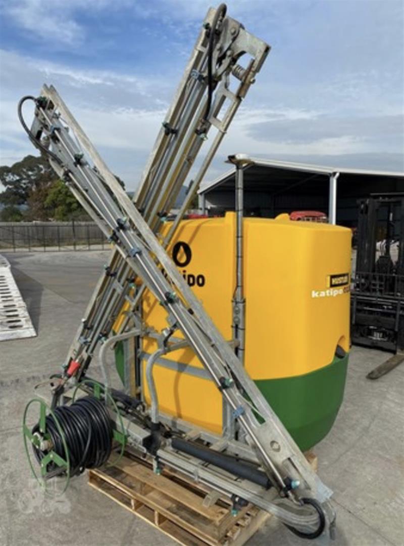 Photo 2. Hustler Katipo 1150 mounted sprayer