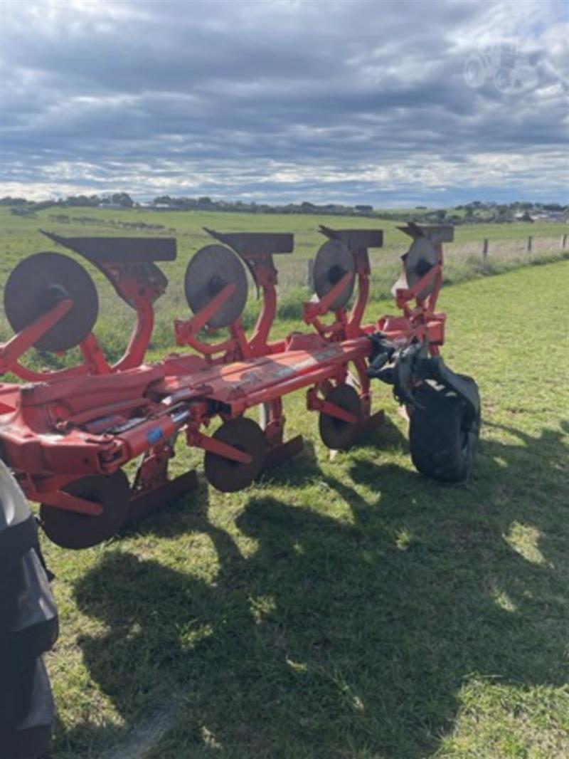 Photo 2. Kuhn Vari-Master 123 plough