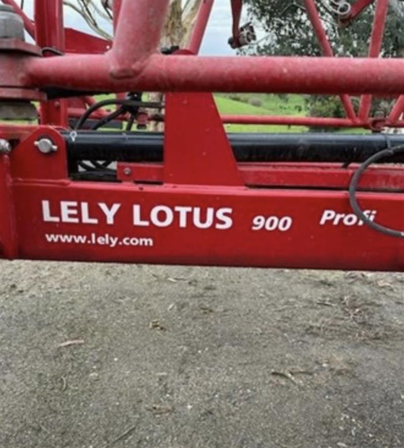 Photo 2. Lely Lotus 900 cultivator