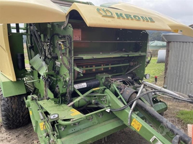 Photo 2. Krone Comprima CV150XC round baler
