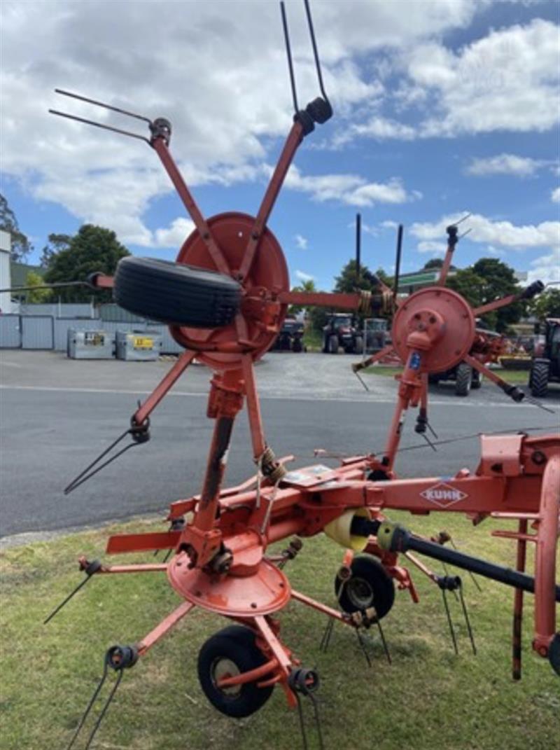 Photo 2. Kuhn GMD2800FF hay mower
