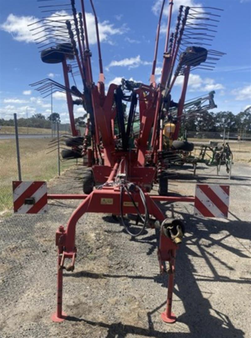 Photo 2. Lely Hibiscus 805 master hay rake