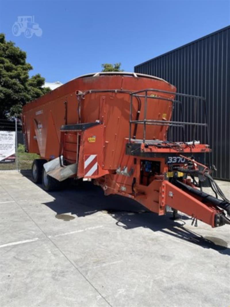 Photo 2. Kuhn Euromix 3370 mixer wagon
