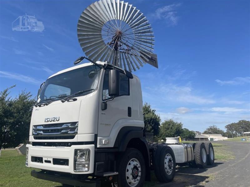 Photo 2. Isuzu FYJ300-350 truck