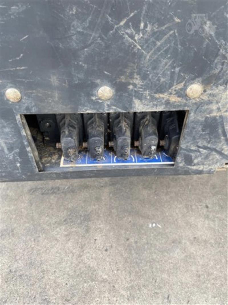 Photo 2. Kuhn VB2265 round baler