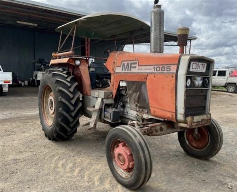 Photo 2. Massey Ferguson 1085 2wd tractor