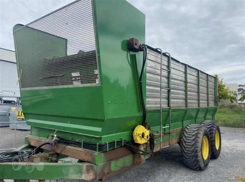 Photo 2. CUB 11000 mixer wagon