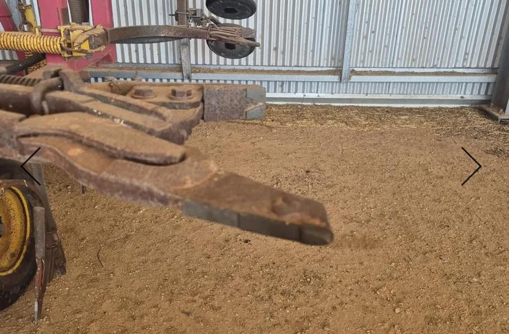 Photo 2. Bougault 8800 bar & alfarm 8 tonne box airseeder