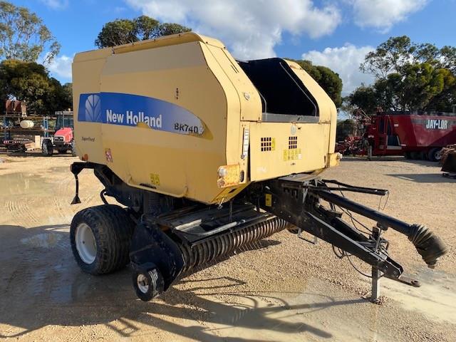 Photo 2. New Holland BR740A round baler