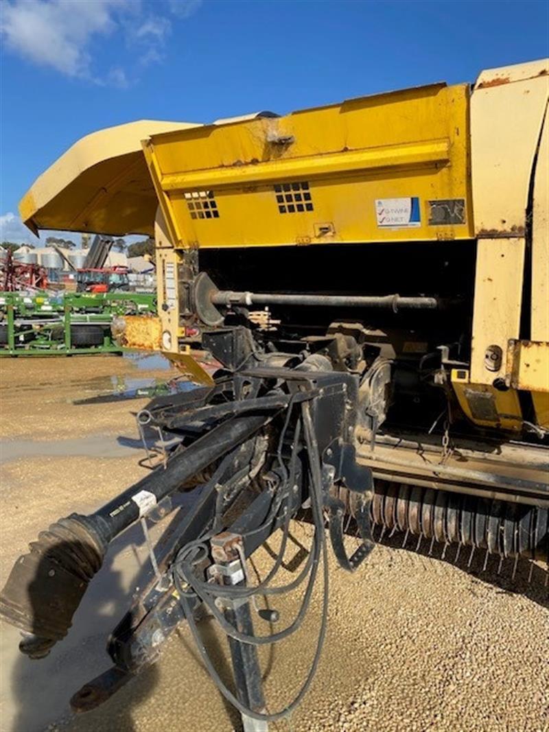 Photo 4. New Holland BR740A round baler