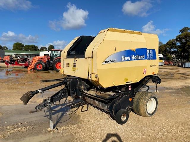 Photo 5. New Holland BR740A round baler