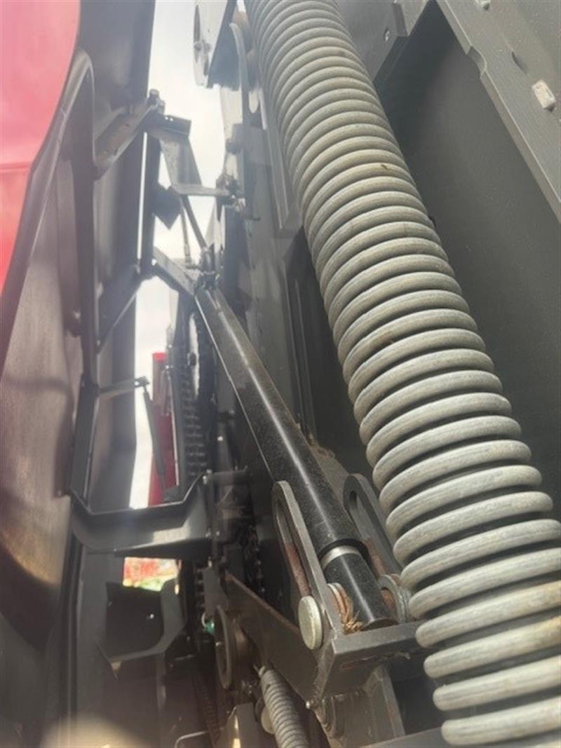 Photo 4. Massey Ferguson 4160XT xtra round baler