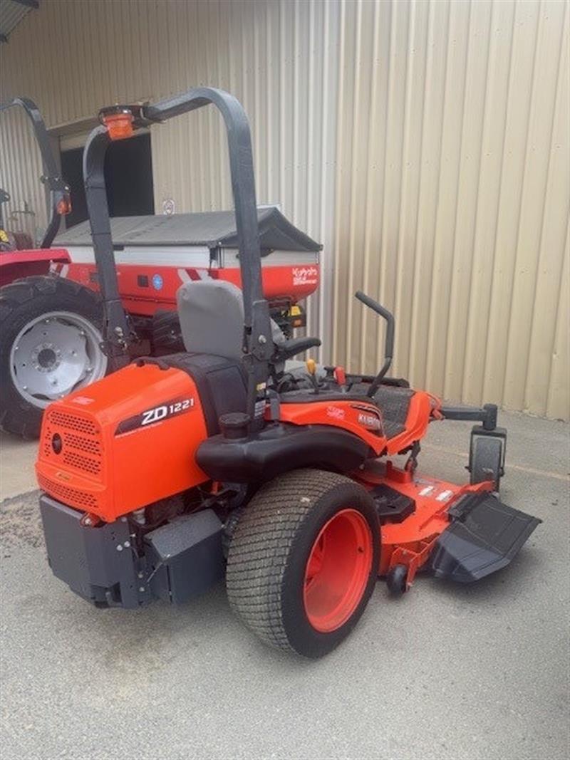 Photo 2. Kubota ZD1221L-72-au zero turn mower