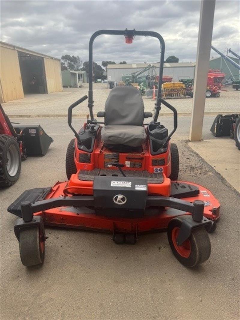 Photo 3. Kubota ZD1221L-72-au zero turn mower