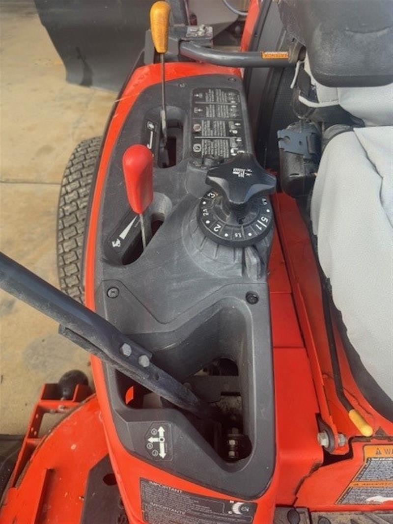 Photo 4. Kubota ZD1221L-72-au zero turn mower