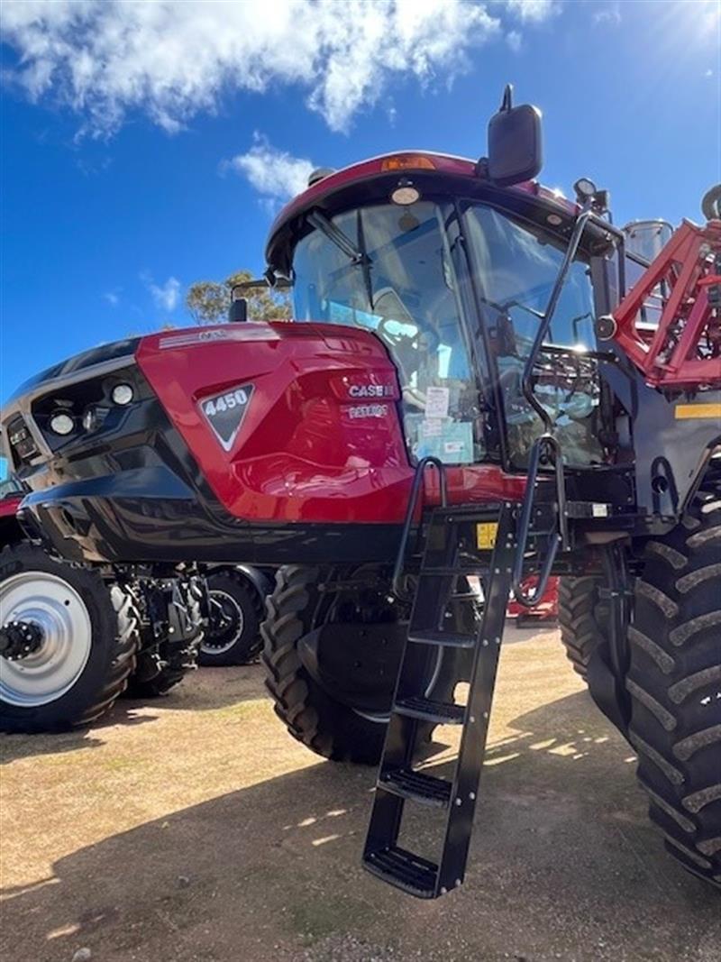 Photo 5. Case IH 4450 patriot self propelled sprayer