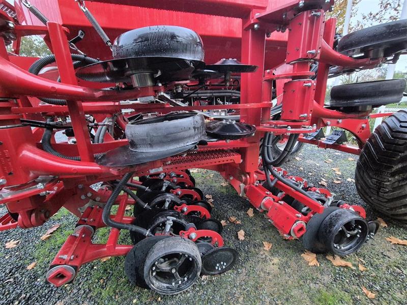 Photo 3. Horsch Avatar 4.16 airseeder