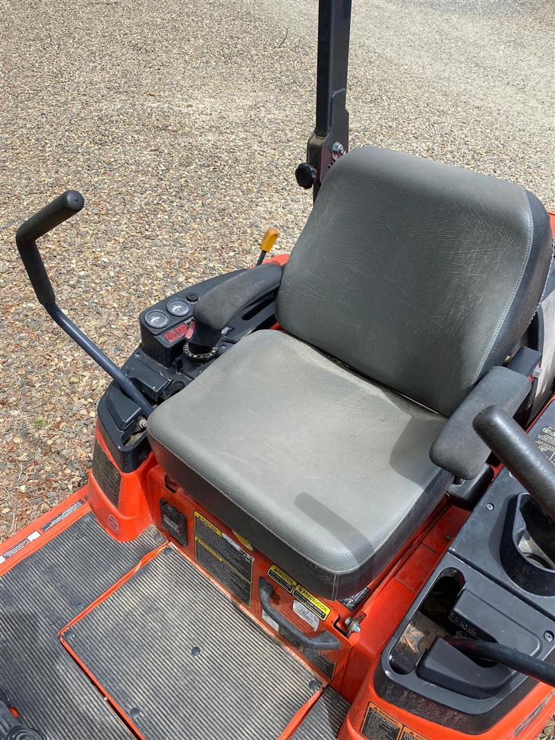 Photo 4. Kubota ZD331 ride on mower