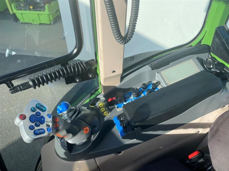 Photo 2. Fendt 211P cab tractor