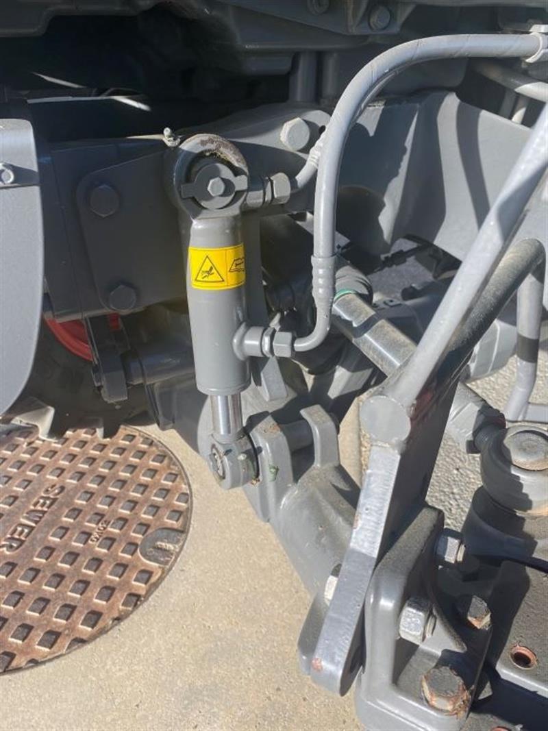 Photo 4. Fendt 211P cab tractor