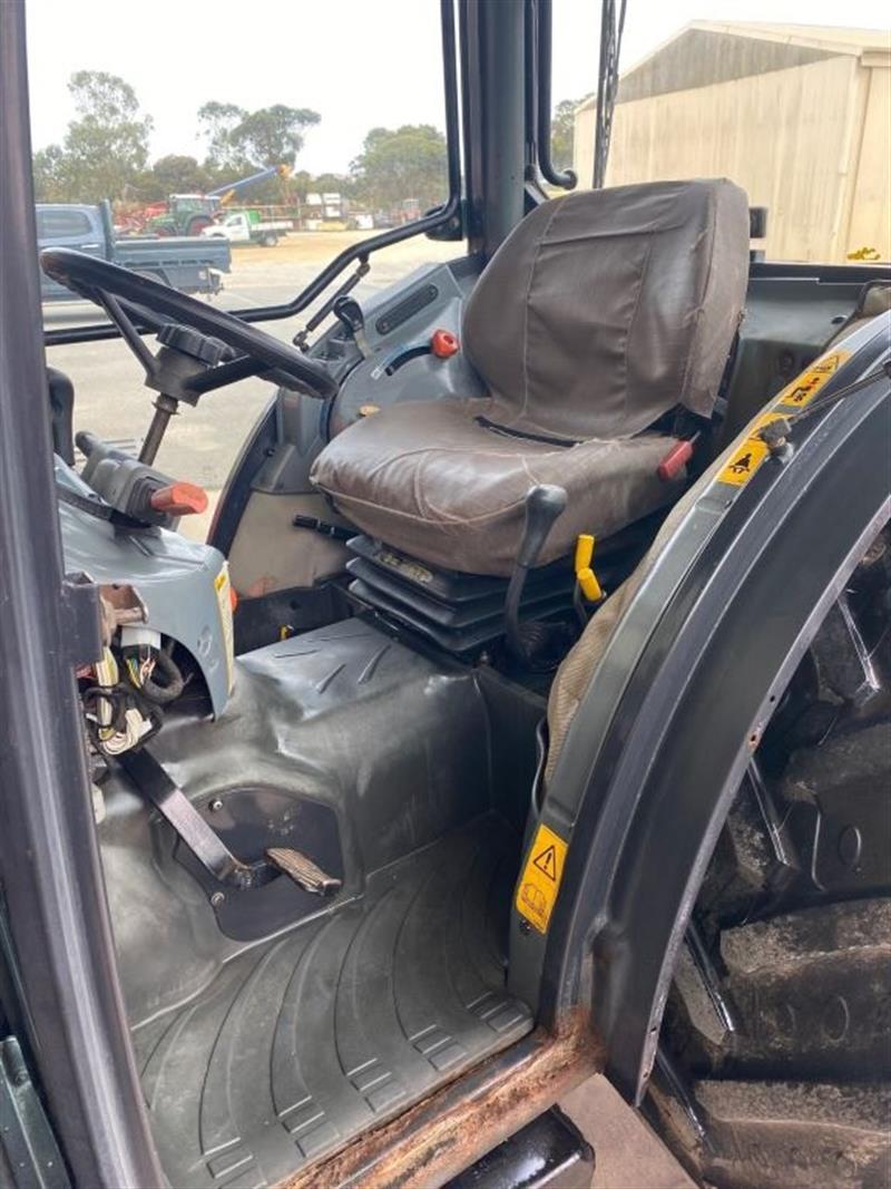 Photo 2. Landini REX 105GT cab tractor