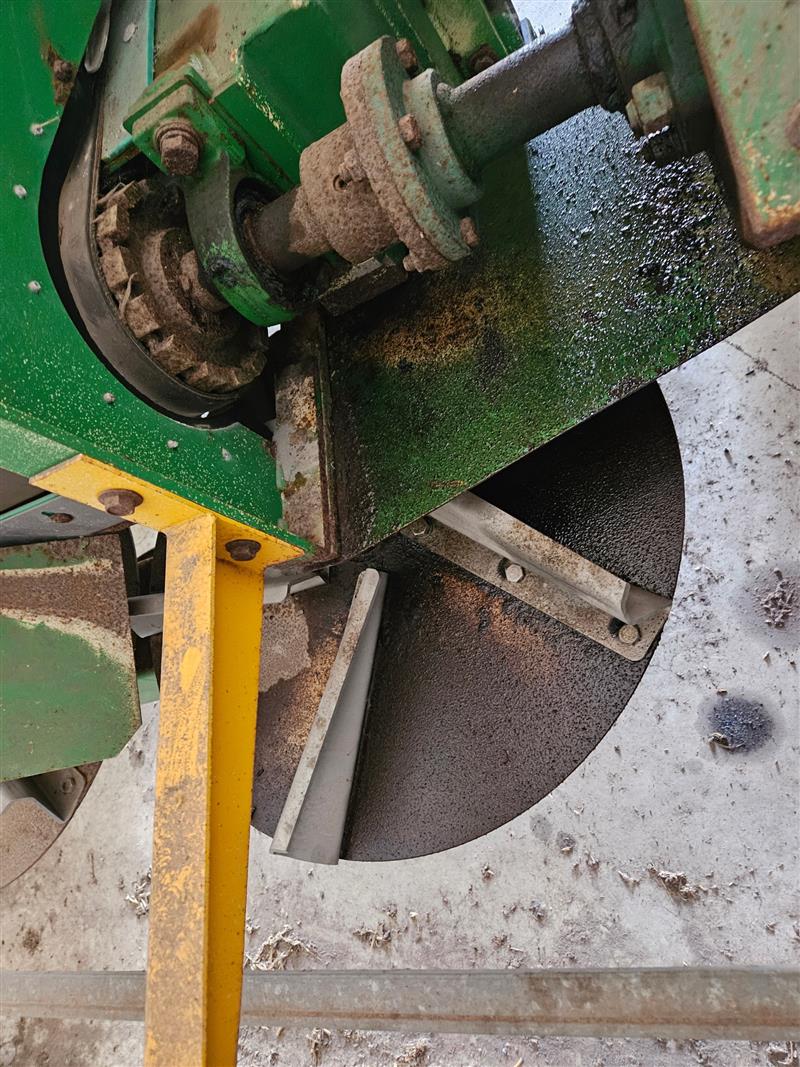 Photo 3. Landaco TS8000 spreader