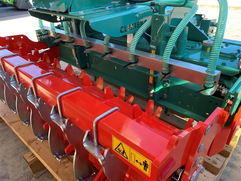 Photo 2. Clemens TKV1700P airseeder
