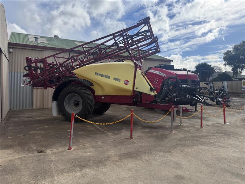Photo 3. Hardi Navigator 4024 4000L 24m eagle boom trailing boom sprayer