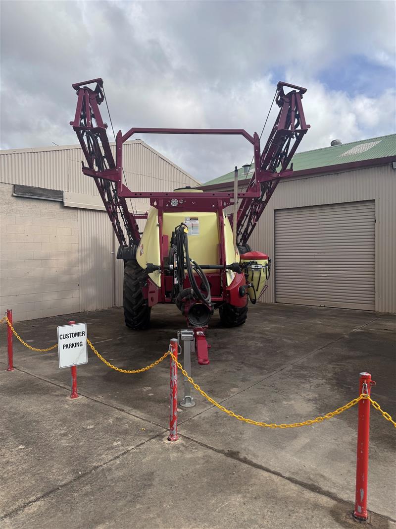 Photo 4. Hardi Navigator 4024 4000L 24m eagle boom trailing boom sprayer