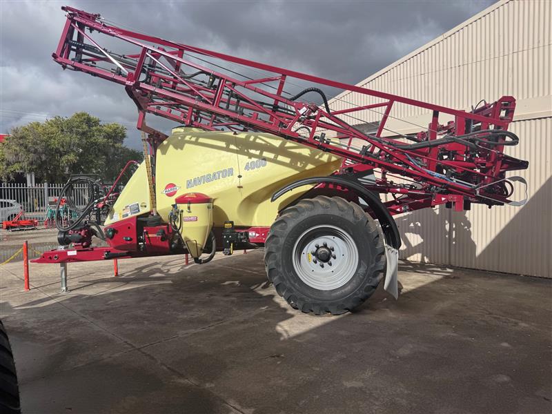 Photo 5. Hardi Navigator 4024 4000L 24m eagle boom trailing boom sprayer