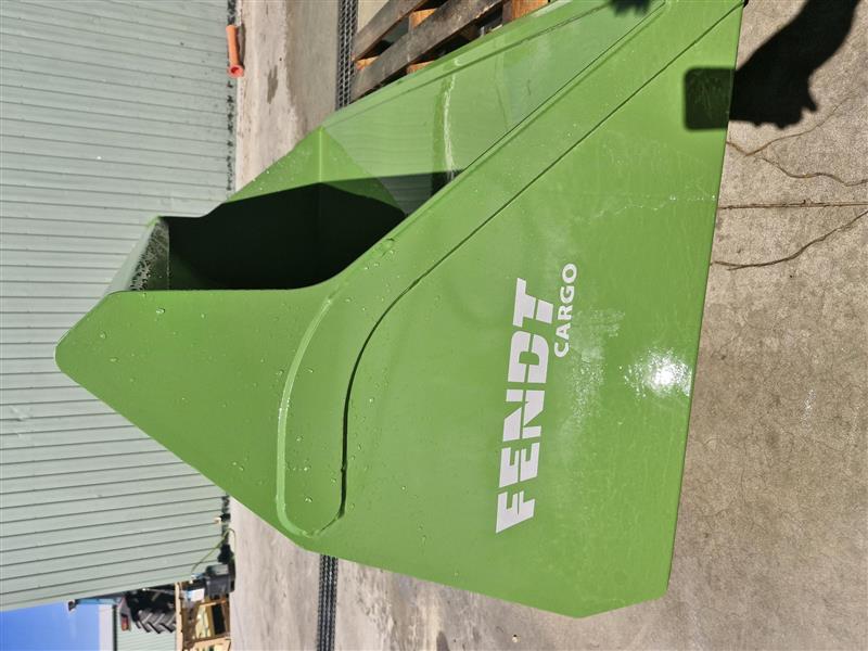 Photo 2. Fendt 2.4M bucket