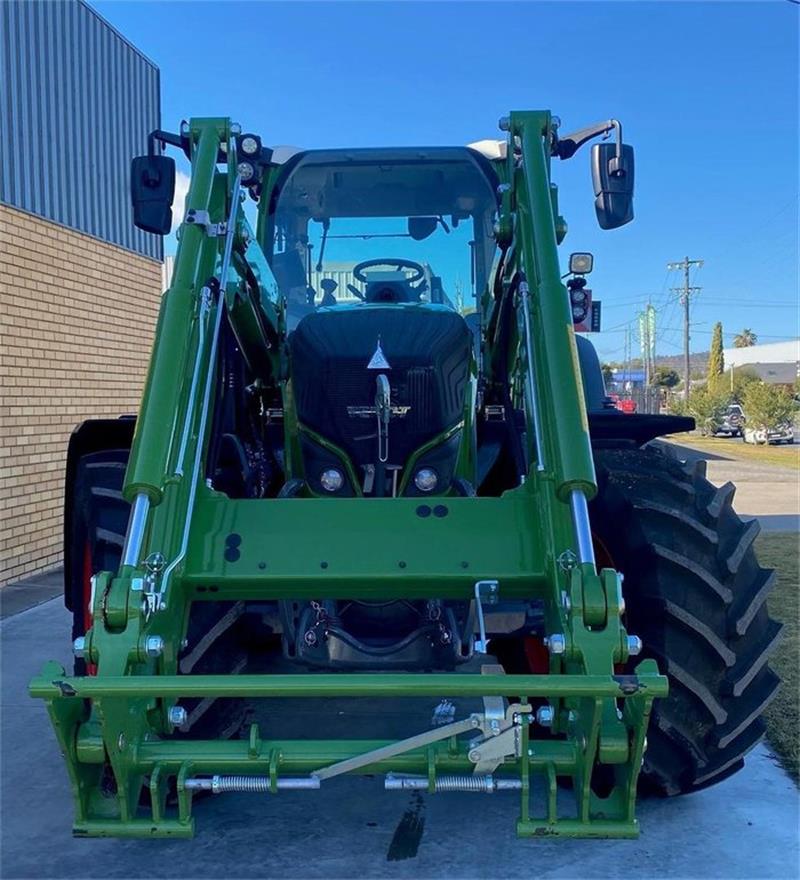 Photo 2. Fendt 720 Power Plus tractor