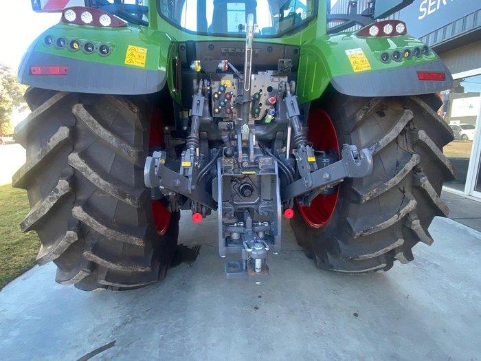 Photo 4. Fendt 720 Power Plus tractor