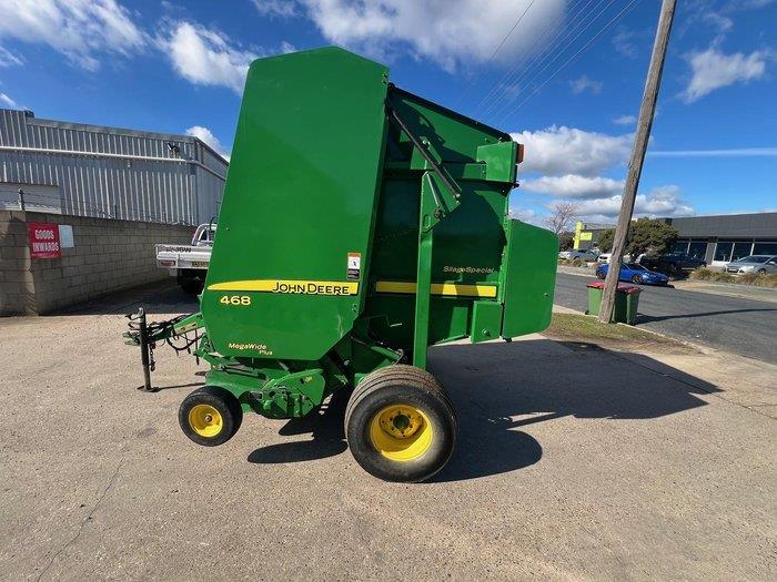 Photo 4. John Deere 468 round baler