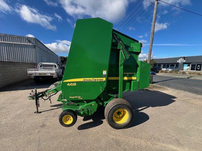 Photo 2. John Deere 468 round baler