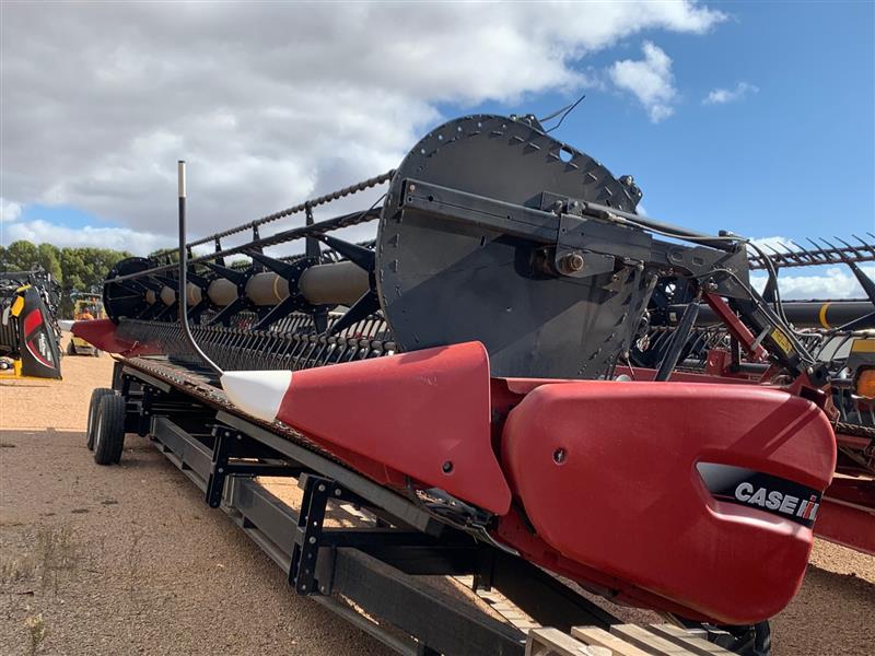 Photo 4. Case IH 3152 35ft Draper Front