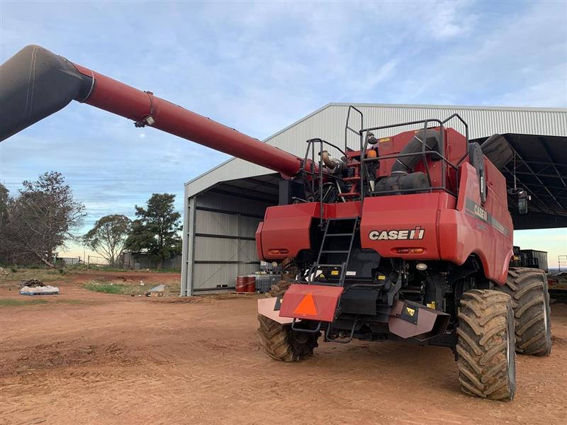 Photo 3. Case IH 9230 combine harvester